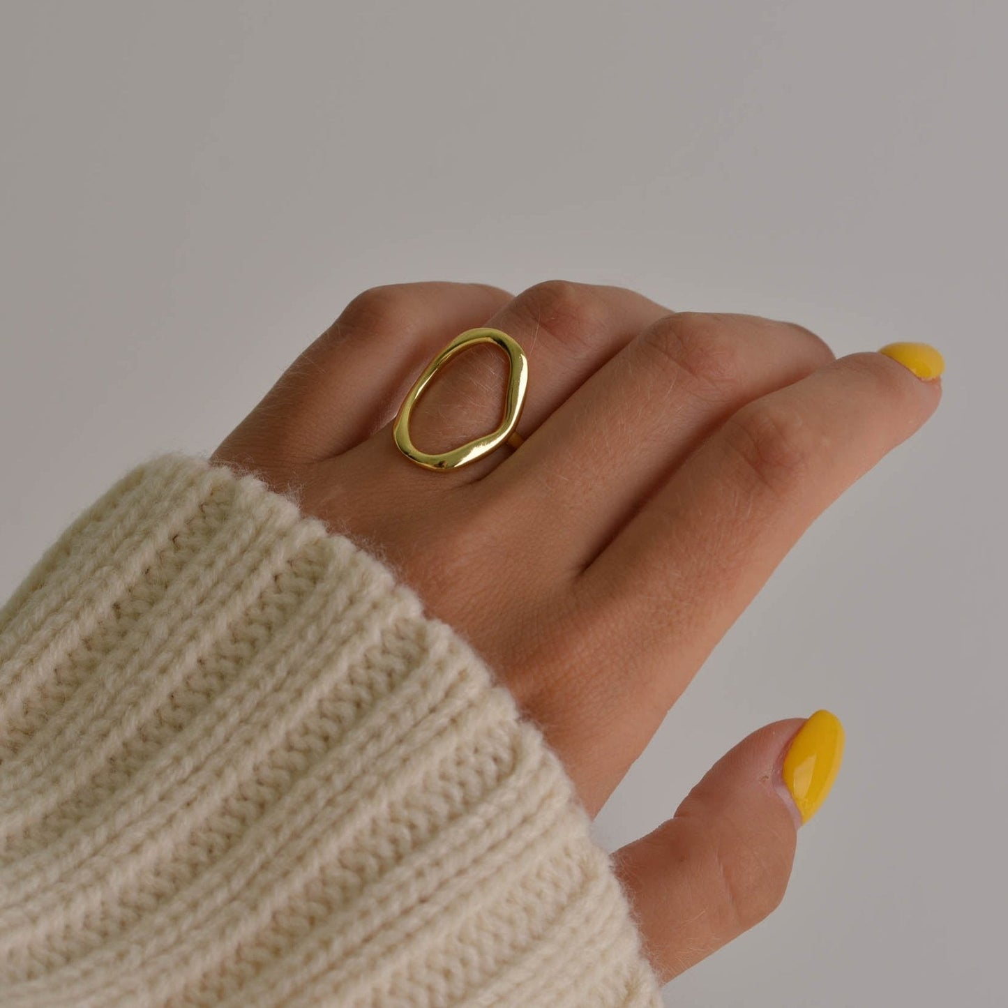Modern Round Gold Ring