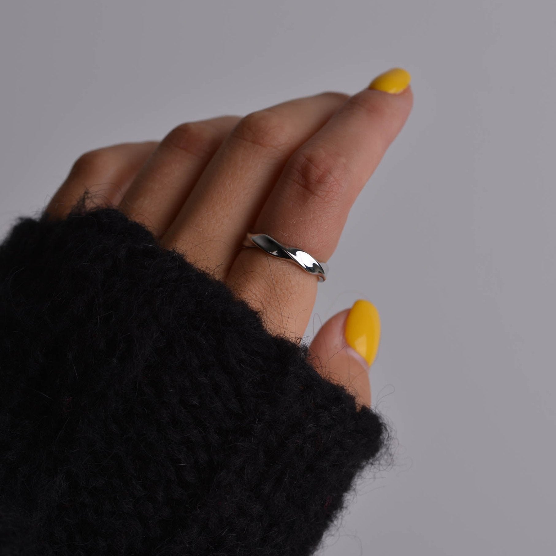 Twisted Wavy Rings